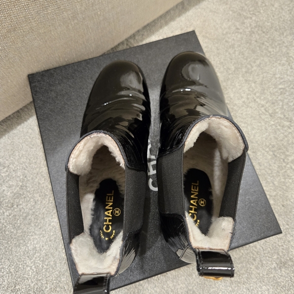 Chanel Black Patent Sheep Shearling Lined Leather Ankle Boots 40.5 - Picture 9 of 11